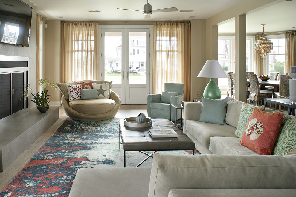 Immagine di un grande soggiorno tradizionale aperto con pareti beige, camino classico e TV a parete