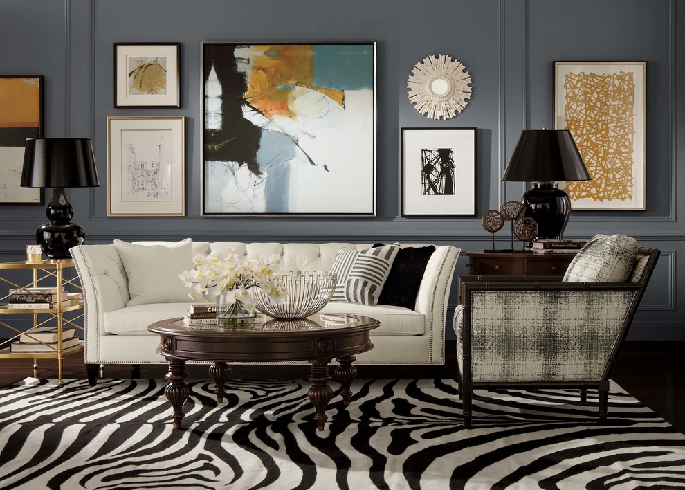 Klassisches Wohnzimmer mit grauer Wandfarbe und braunem Boden in Portland Maine