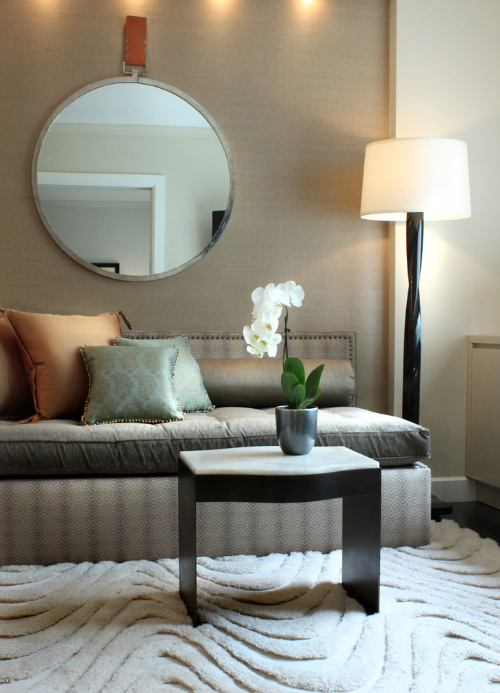 Свежая идея для дизайна: гостиная комната в стиле неоклассика (современная классика) с бежевыми стенами и ковром на полу - отличное фото интерьера