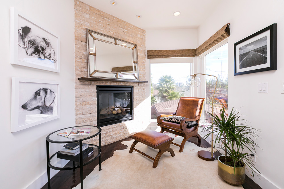 ロサンゼルスにあるトランジショナルスタイルのおしゃれなリビング (白い壁、濃色無垢フローリング、標準型暖炉、石材の暖炉まわり、茶色い床) の写真