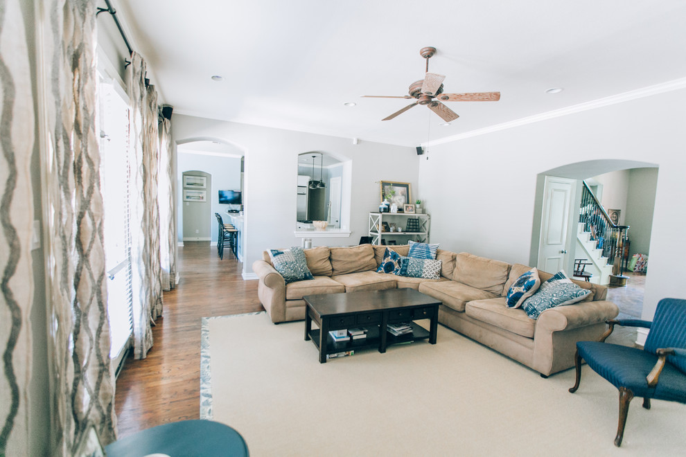 Mittelgroßes, Abgetrenntes Klassisches Wohnzimmer mit grauer Wandfarbe, braunem Holzboden und TV-Wand in Dallas
