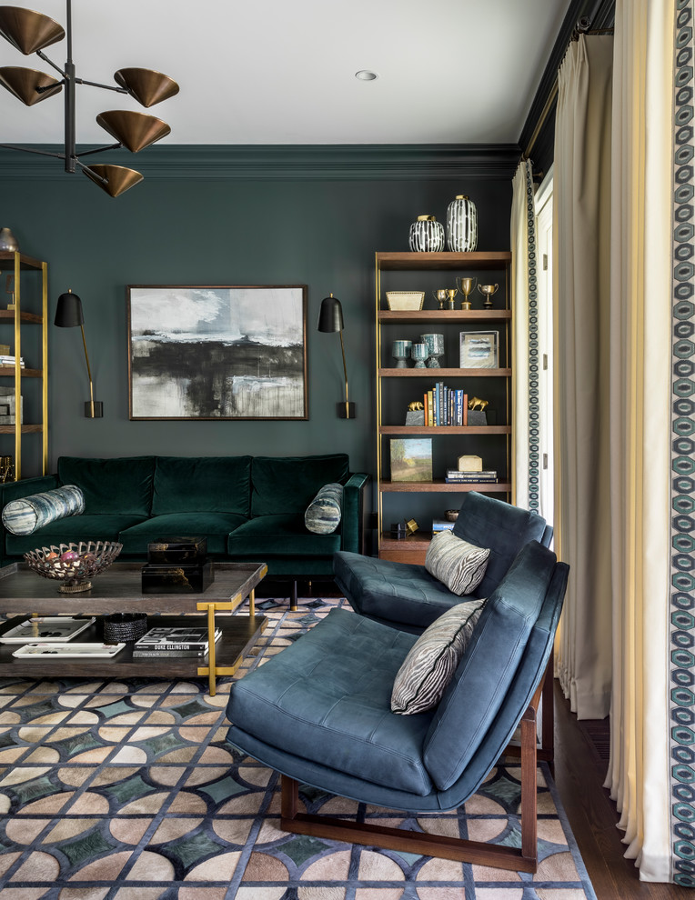 Klassisches Wohnzimmer mit grüner Wandfarbe, dunklem Holzboden und braunem Boden in New York