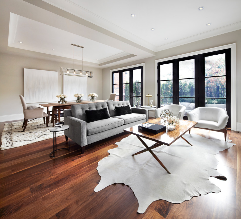 Идея дизайна: серо-белая гостиная комната в стиле неоклассика (современная классика) с серыми стенами