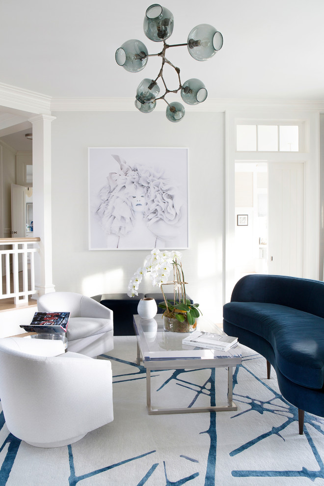 Стильный дизайн: парадная, изолированная гостиная комната в стиле неоклассика (современная классика) с белыми стенами, ковровым покрытием и разноцветным полом - последний тренд