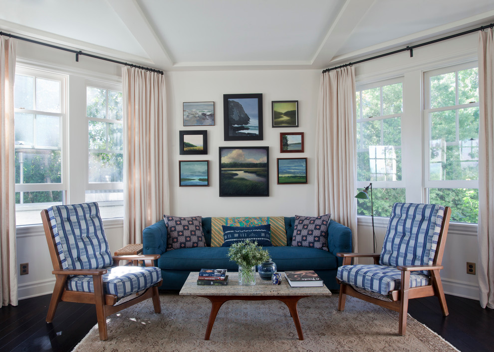 Идея дизайна: парадная, открытая гостиная комната в стиле неоклассика (современная классика) с белыми стенами, темным паркетным полом и синим диваном без камина, телевизора
