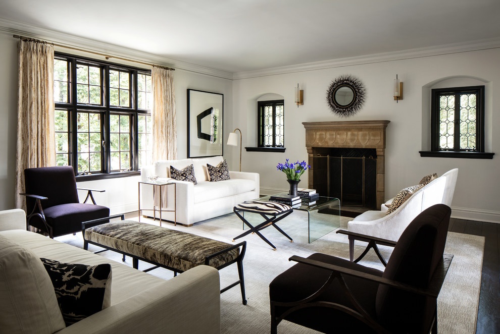 Immagine di un soggiorno tradizionale con sala formale, pareti bianche, parquet scuro e camino classico