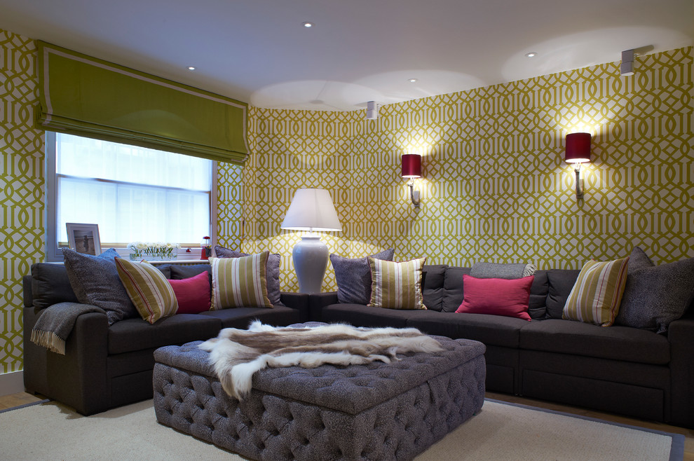 Foto di un soggiorno tradizionale con pareti verdi e pavimento in legno massello medio
