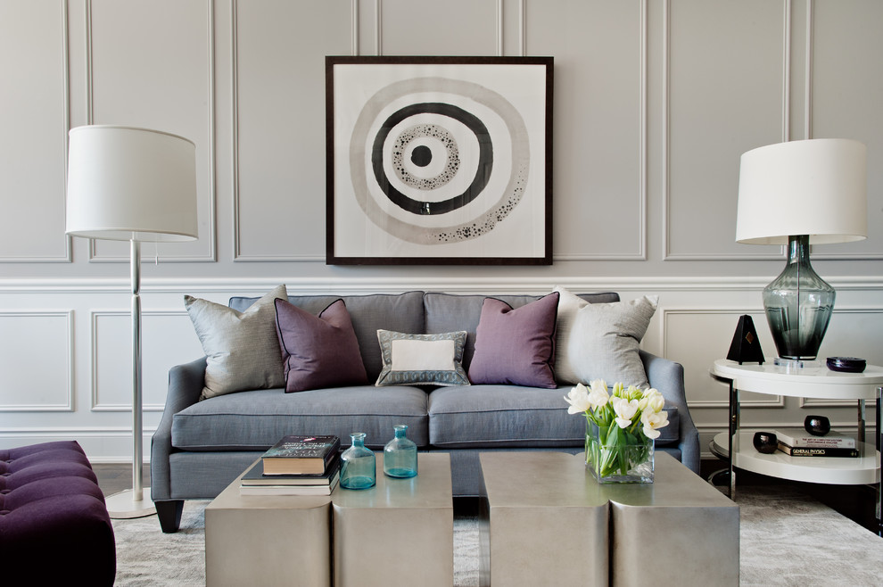 Repräsentatives, Fernseherloses Klassisches Wohnzimmer ohne Kamin mit grauer Wandfarbe und dunklem Holzboden in Toronto