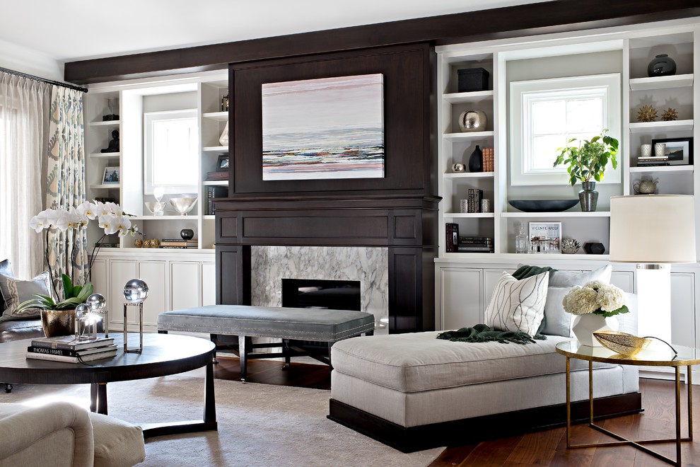 Klassisches Wohnzimmer mit weißer Wandfarbe, braunem Holzboden und Kamin in Toronto