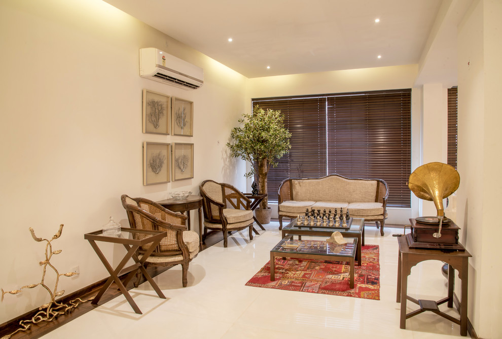 Foto di un soggiorno chic di medie dimensioni con pareti beige e pavimento beige