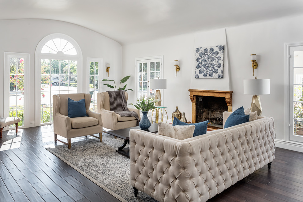 Foto di un soggiorno tradizionale con pareti bianche, parquet scuro e pavimento marrone