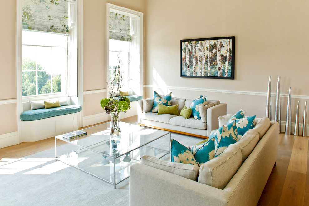 Foto di un soggiorno classico di medie dimensioni e chiuso con pareti beige e pavimento in legno massello medio