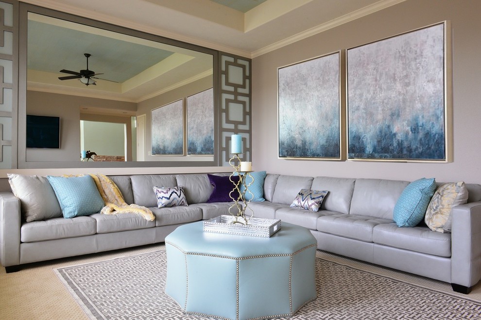 Идея дизайна: гостиная комната в стиле неоклассика (современная классика) с серыми стенами и ковровым покрытием