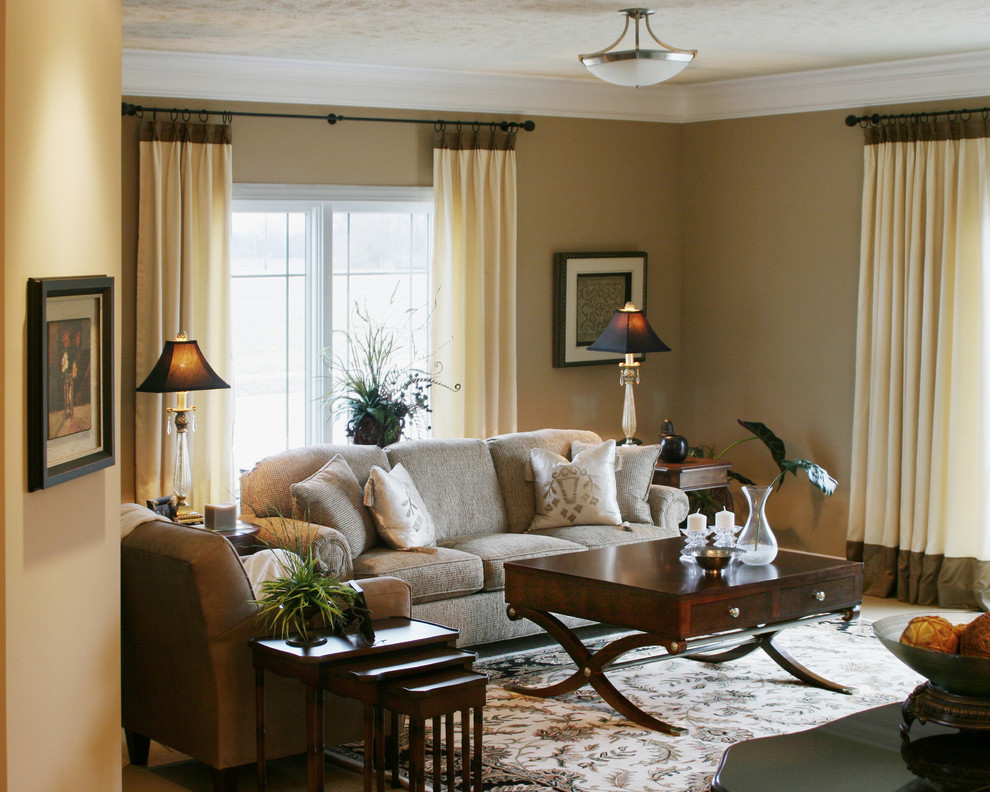 Стильный дизайн: гостиная комната среднего размера в классическом стиле с бежевыми стенами и красивыми шторами - последний тренд