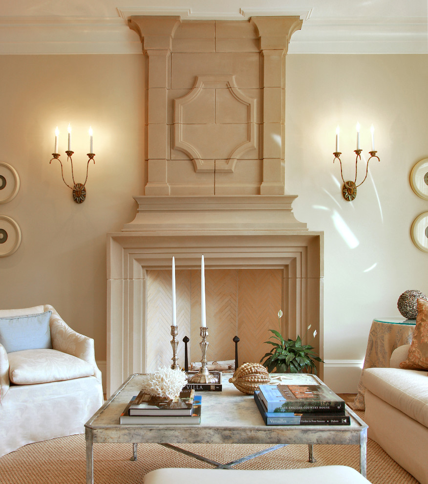 Immagine di un soggiorno classico con pareti beige e tappeto