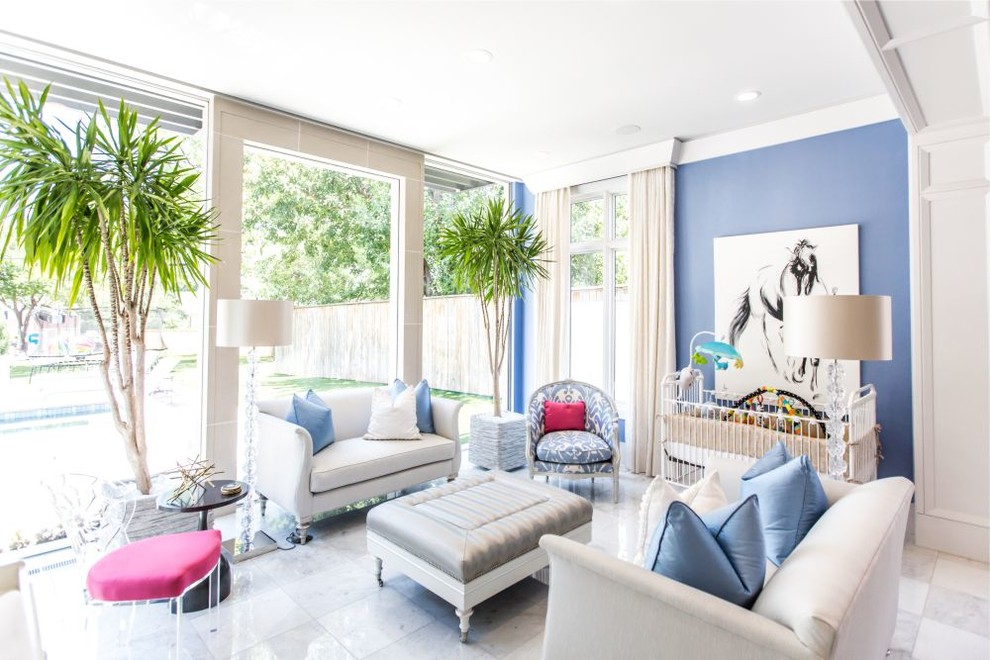 Идея дизайна: парадная, изолированная гостиная комната среднего размера в стиле неоклассика (современная классика) с синими стенами, мраморным полом и серым полом без камина, телевизора