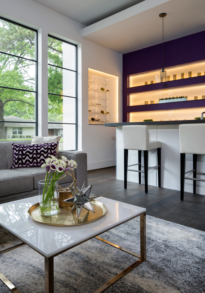 Idées déco pour un grand salon classique ouvert avec un bar de salon, un mur violet, un sol en bois brun et aucune cheminée.
