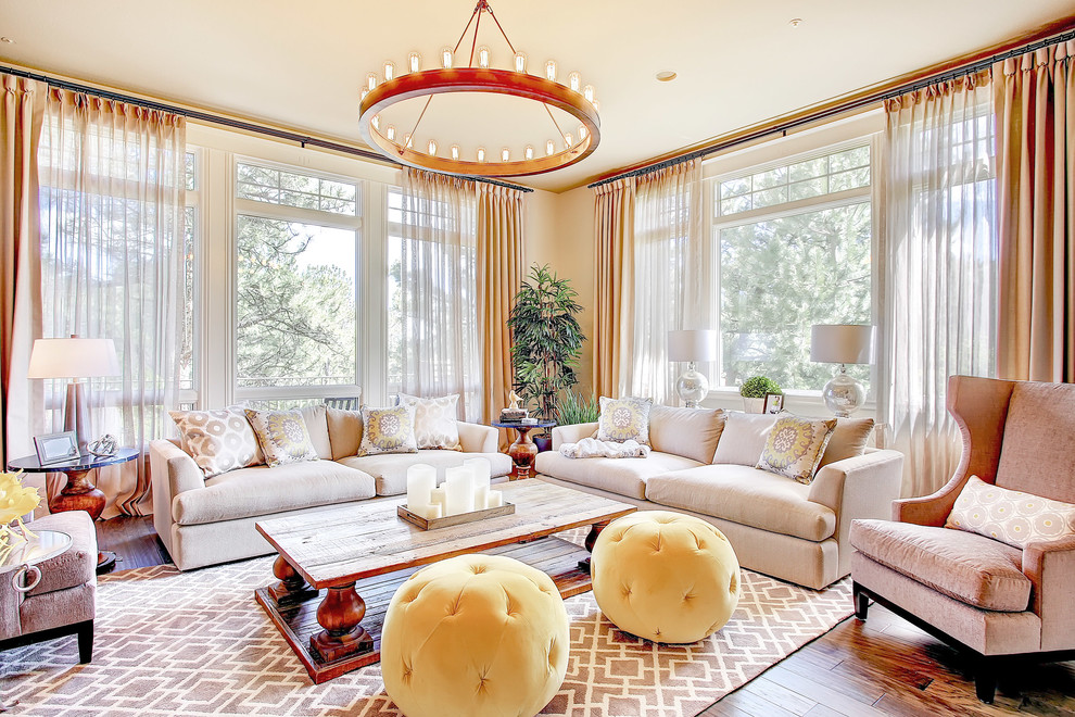 Immagine di un grande soggiorno tradizionale aperto con pareti beige, sala formale e pavimento in legno massello medio