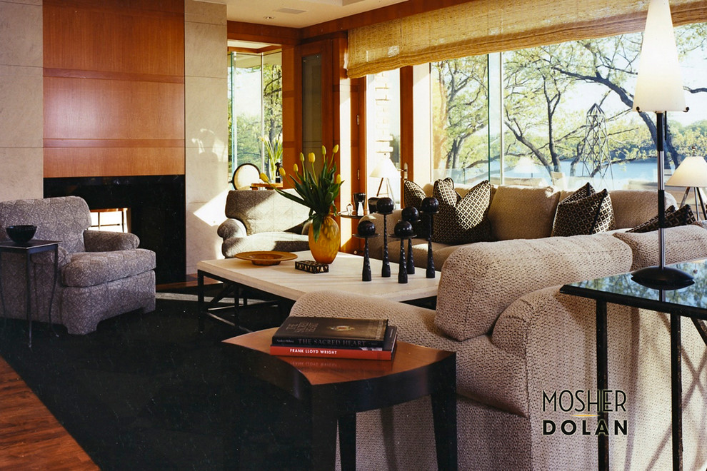 Idées déco pour un grand salon classique ouvert avec une salle de réception, un mur beige, un sol en bois brun, une cheminée standard et un manteau de cheminée en bois.
