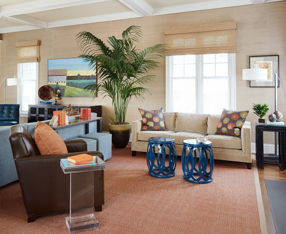 Fernseherloses Klassisches Wohnzimmer ohne Kamin mit beiger Wandfarbe und hellem Holzboden in Chicago