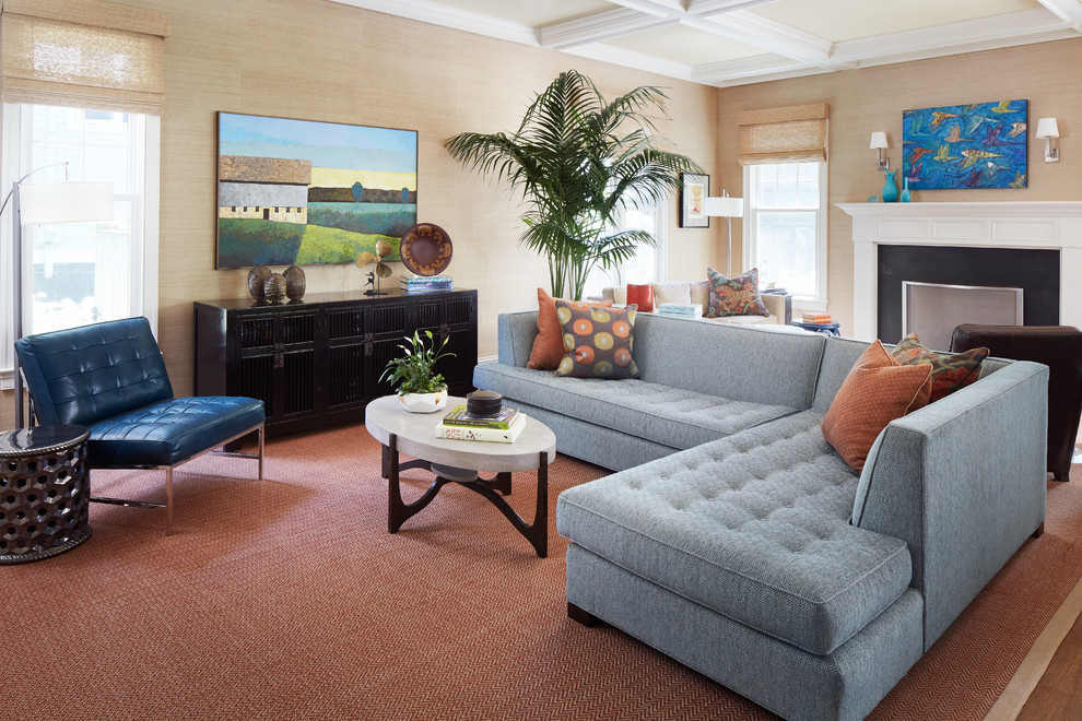 Modelo de salón tradicional renovado sin chimenea y televisor con paredes beige y suelo de madera clara