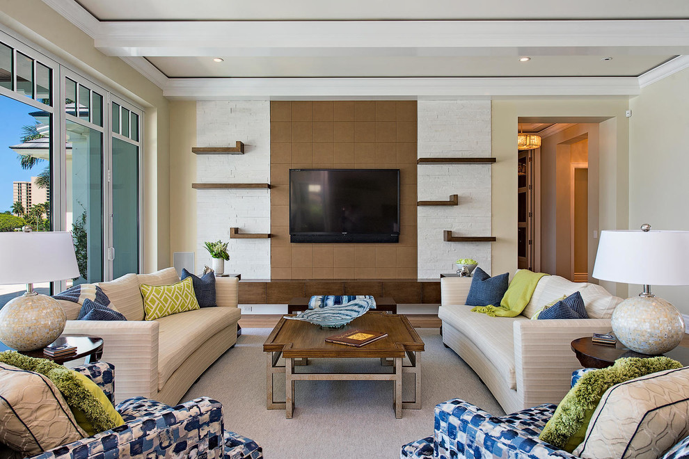 Foto di un soggiorno classico di medie dimensioni e chiuso con pareti gialle, TV a parete e pavimento beige