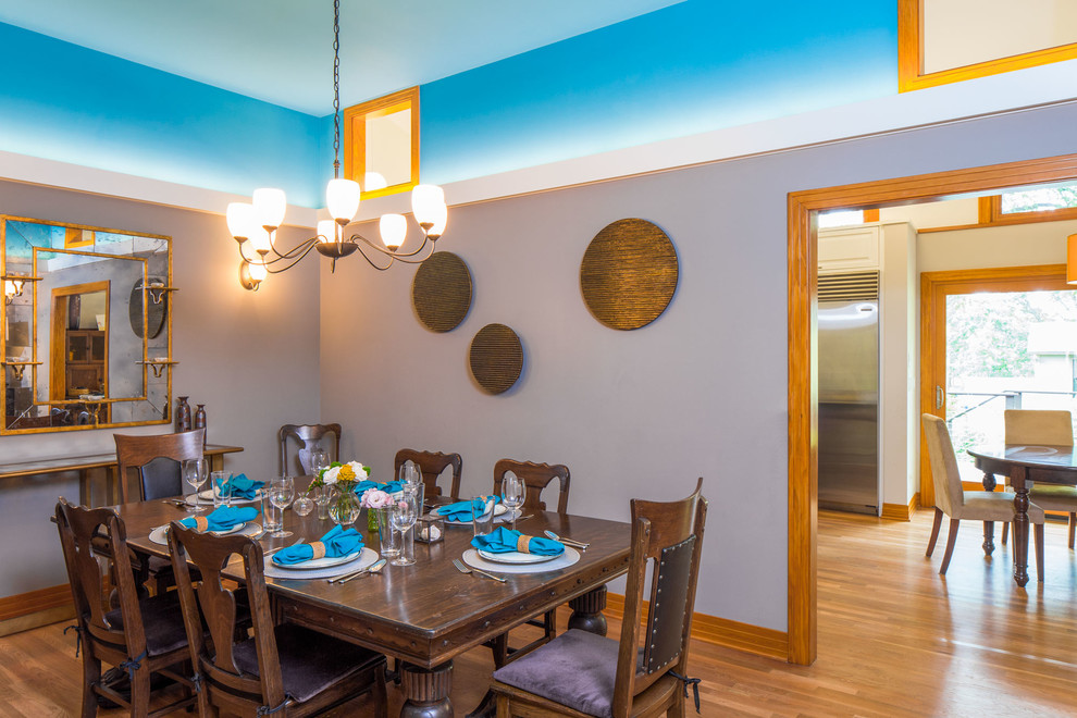 Foto di una sala da pranzo tradizionale di medie dimensioni con pareti multicolore, pavimento in legno massello medio e nessun camino