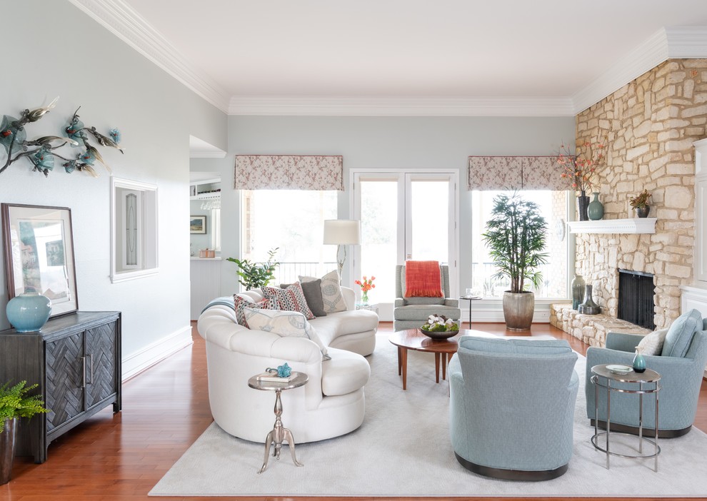 Repräsentatives, Fernseherloses Klassisches Wohnzimmer mit grauer Wandfarbe, braunem Holzboden, Kamin und Kaminumrandung aus Stein in Dallas