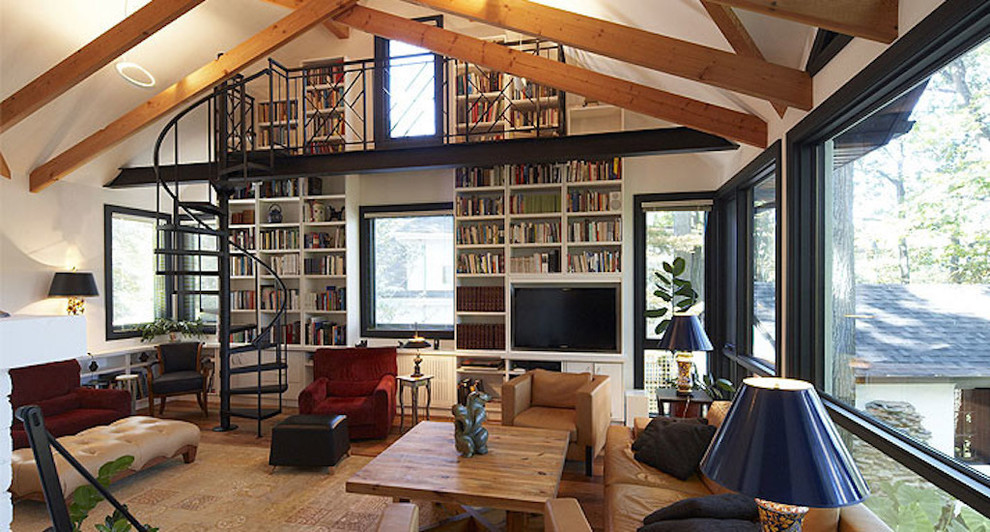 Idéer för mellanstora vintage vardagsrum, med ett bibliotek, vita väggar och ljust trägolv
