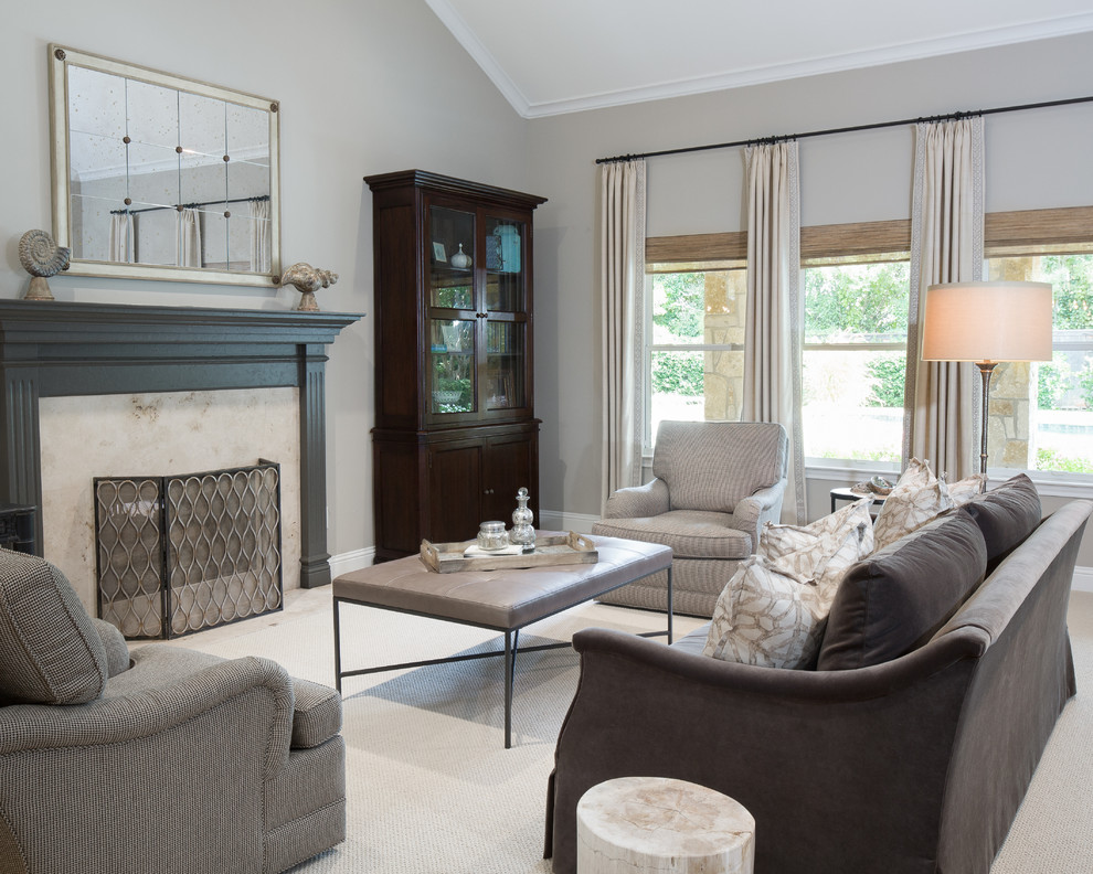 Пример оригинального дизайна: парадная гостиная комната в классическом стиле с серыми стенами, ковровым покрытием и стандартным камином