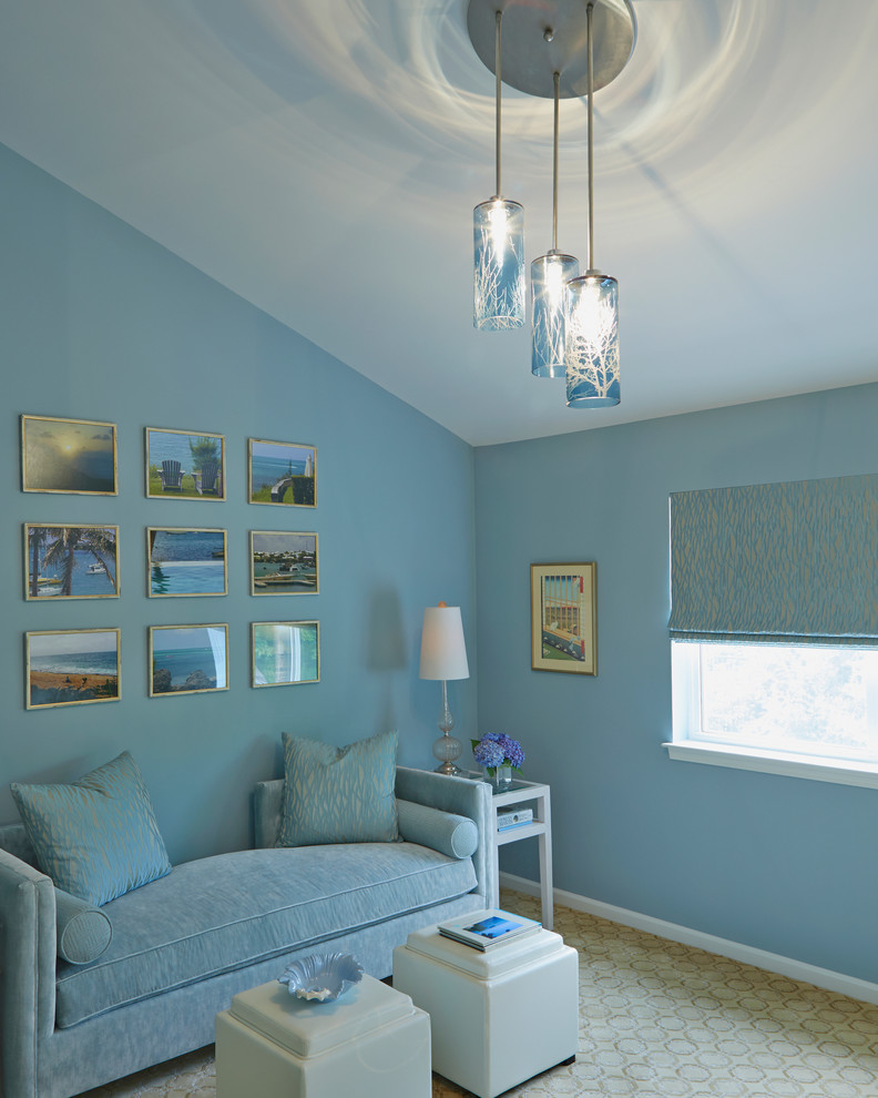 Imagen de salón cerrado tradicional renovado de tamaño medio sin chimenea con paredes azules y moqueta