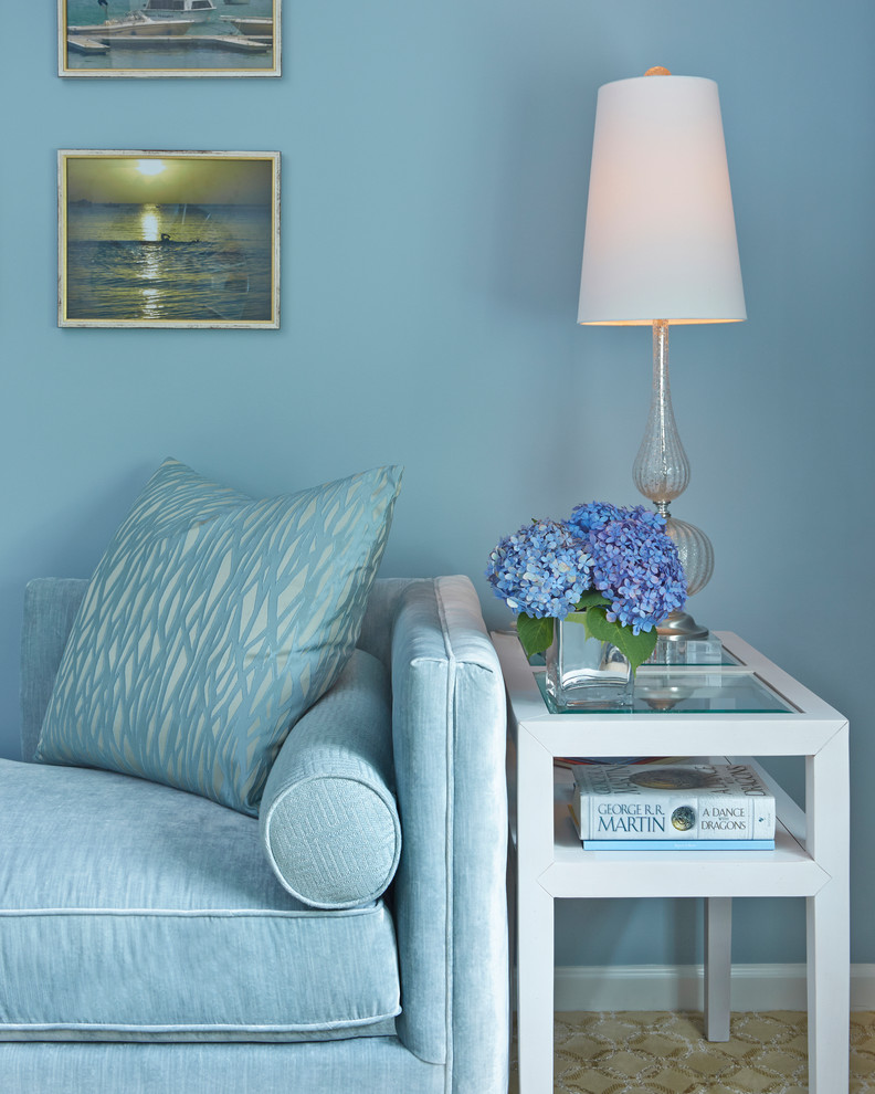 Foto di un soggiorno classico di medie dimensioni e chiuso con pareti blu, moquette, nessun camino e nessuna TV