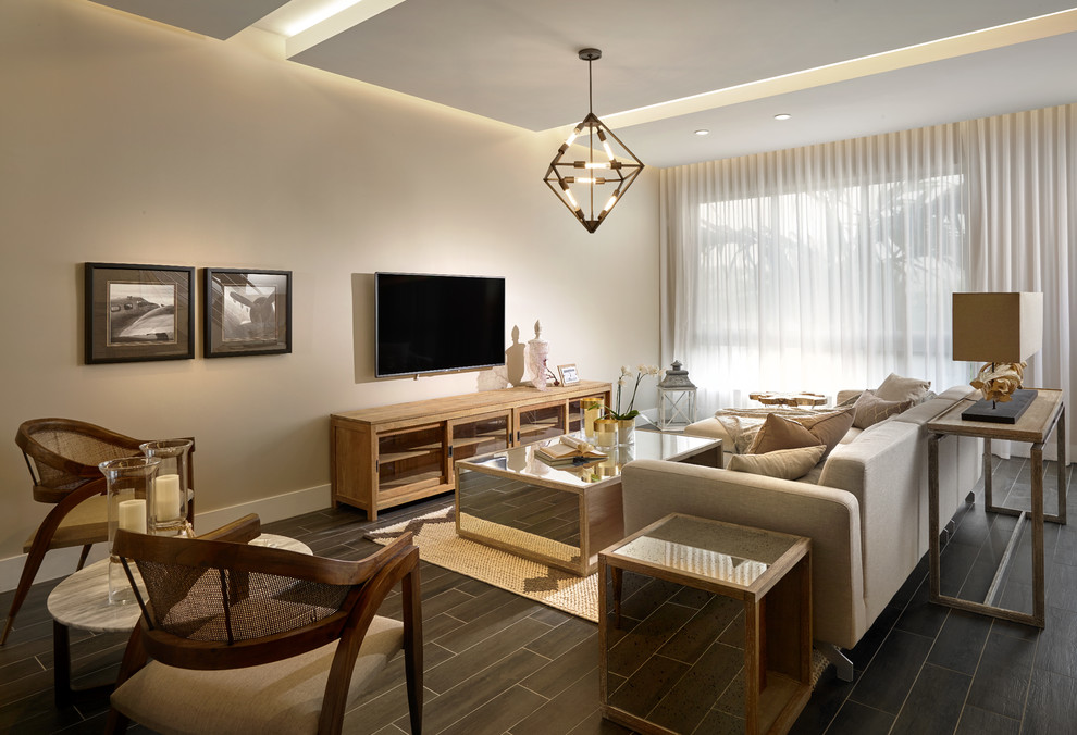 Idee per un grande soggiorno classico aperto con sala formale, pareti beige, pavimento in gres porcellanato e TV autoportante