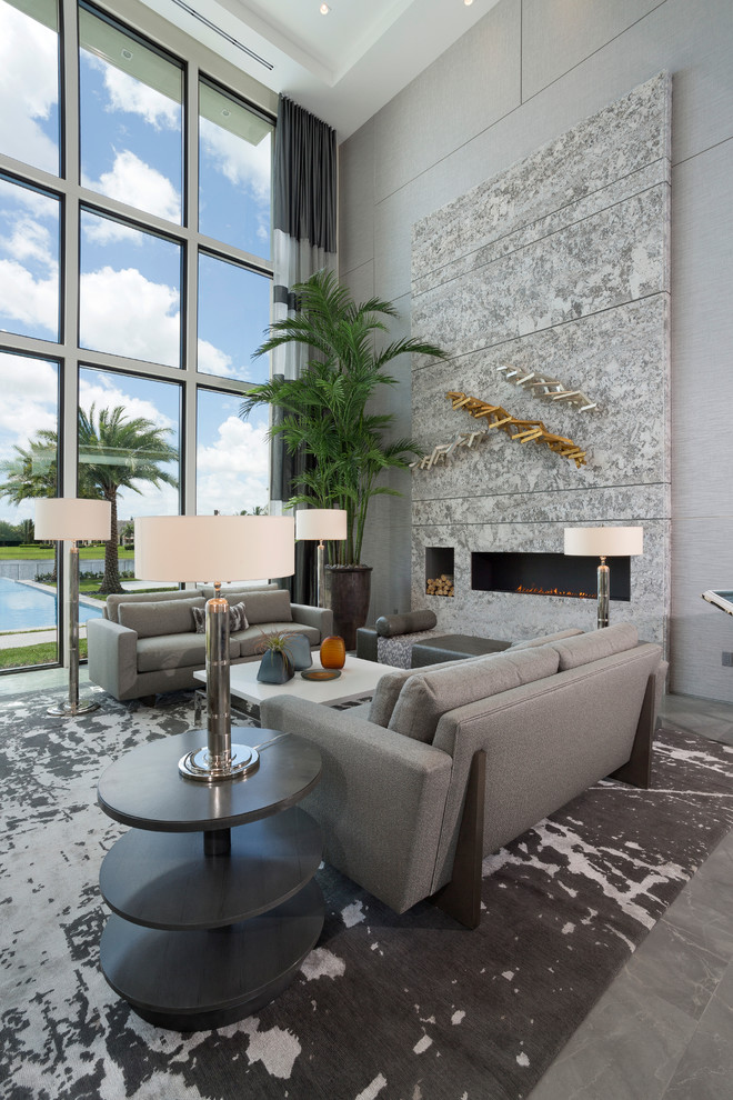 マイアミにある高級な広いコンテンポラリースタイルのおしゃれな応接間 (グレーの壁、磁器タイルの床、グレーの床、横長型暖炉) の写真