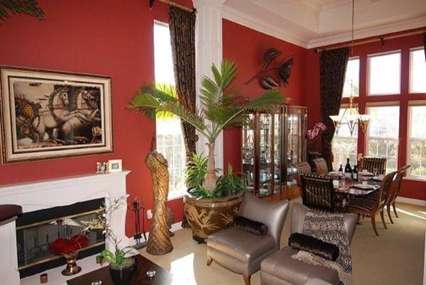 Пример оригинального дизайна: большая парадная, открытая гостиная комната в стиле неоклассика (современная классика) с красными стенами, ковровым покрытием, стандартным камином и фасадом камина из дерева