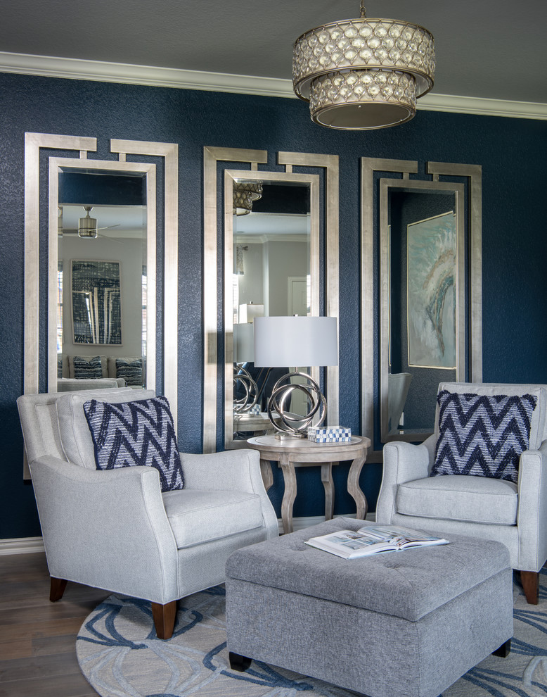 Immagine di un piccolo soggiorno chic chiuso con sala formale, pareti blu, pavimento in legno massello medio, nessuna TV e pavimento marrone