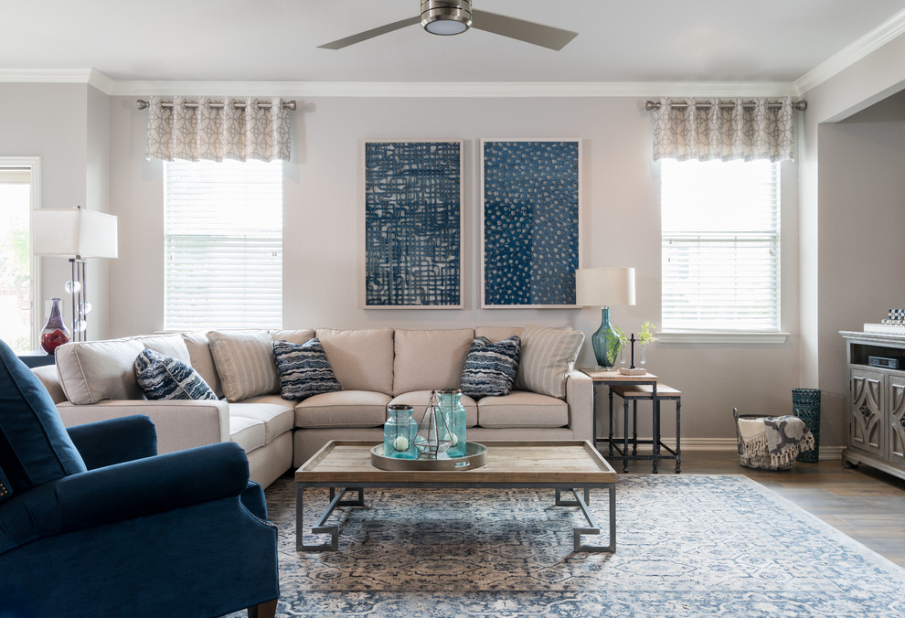 Mittelgroßes, Offenes Klassisches Wohnzimmer ohne Kamin mit grauer Wandfarbe, freistehendem TV, braunem Boden und braunem Holzboden in Dallas