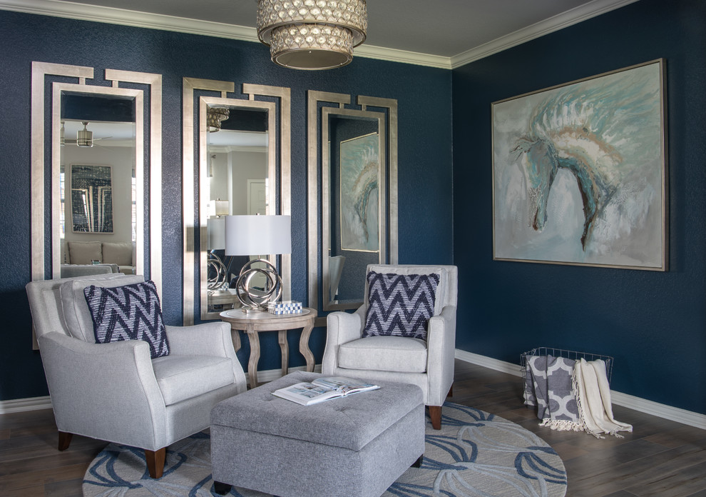 Esempio di un piccolo soggiorno chic chiuso con sala formale, pareti blu, pavimento in legno massello medio, nessuna TV e pavimento marrone