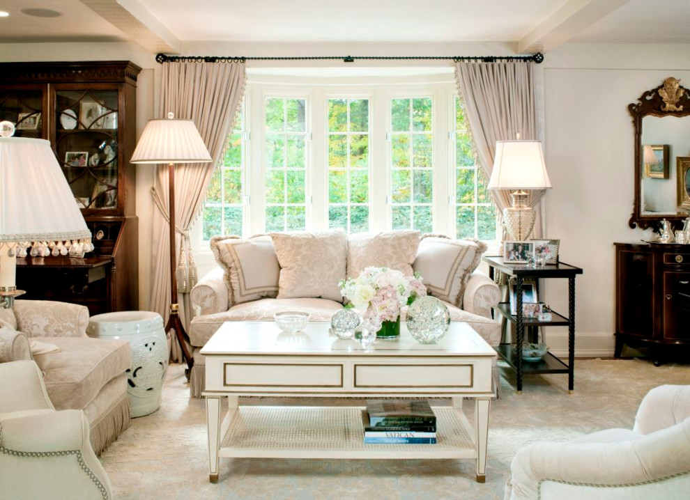 Aménagement d'un grand salon classique avec un mur blanc, parquet foncé, aucun téléviseur et un sol beige.