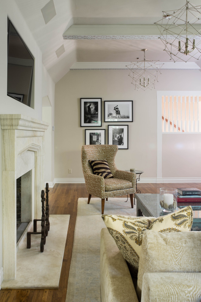 Großes, Repräsentatives, Offenes Klassisches Wohnzimmer mit weißer Wandfarbe, braunem Holzboden, Kamin, Kaminumrandung aus Stein und TV-Wand in Los Angeles