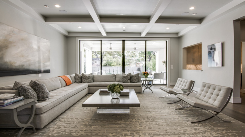 Repräsentatives, Großes, Offenes Modernes Wohnzimmer mit grauer Wandfarbe und dunklem Holzboden in Dallas