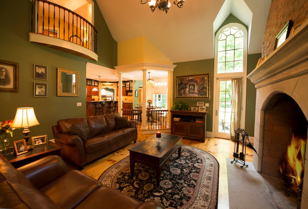 Mittelgroßes, Repräsentatives, Fernseherloses, Offenes Klassisches Wohnzimmer mit grüner Wandfarbe, braunem Holzboden, Kamin und Kaminumrandung aus Stein in Boston