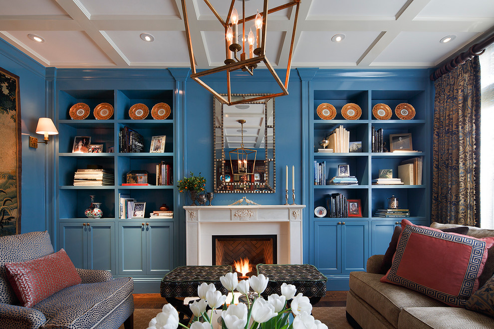 Idéer för mellanstora vintage vardagsrum, med ett finrum, blå väggar, en standard öppen spis och en spiselkrans i trä