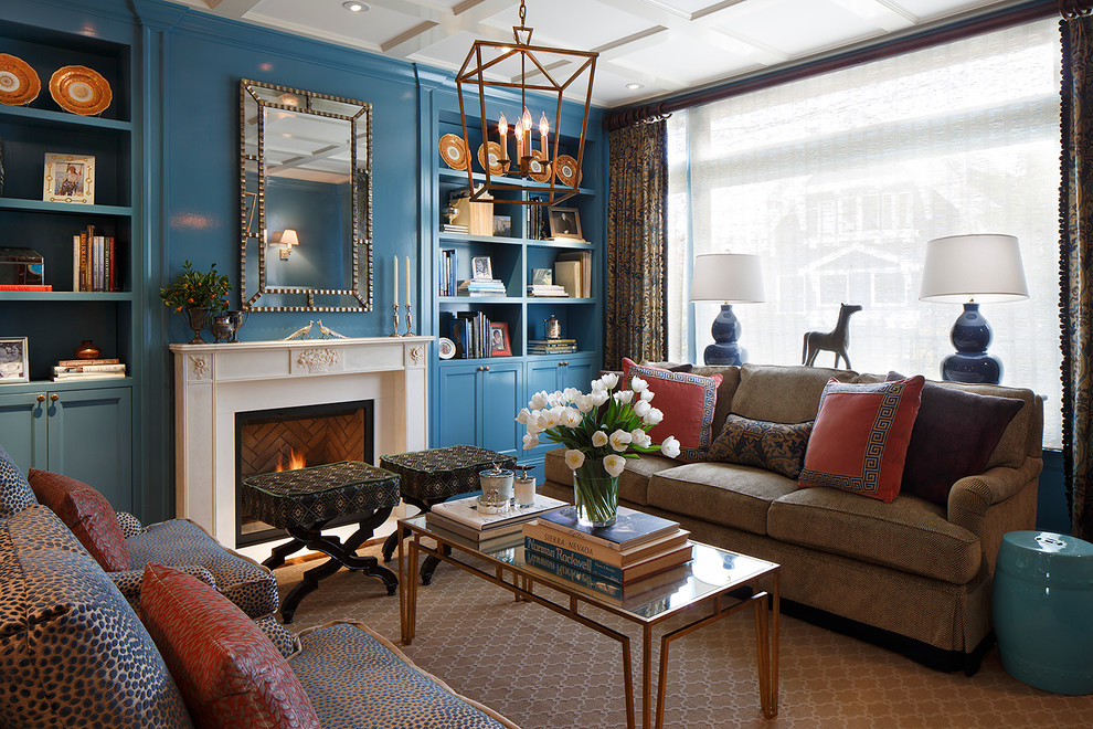 Inspiration pour un salon traditionnel de taille moyenne et fermé avec une salle de réception, un mur bleu, un sol en bois brun, une cheminée standard et aucun téléviseur.