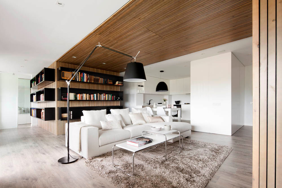 Стильный дизайн: гостиная комната в стиле модернизм с белыми стенами и бежевым полом - последний тренд