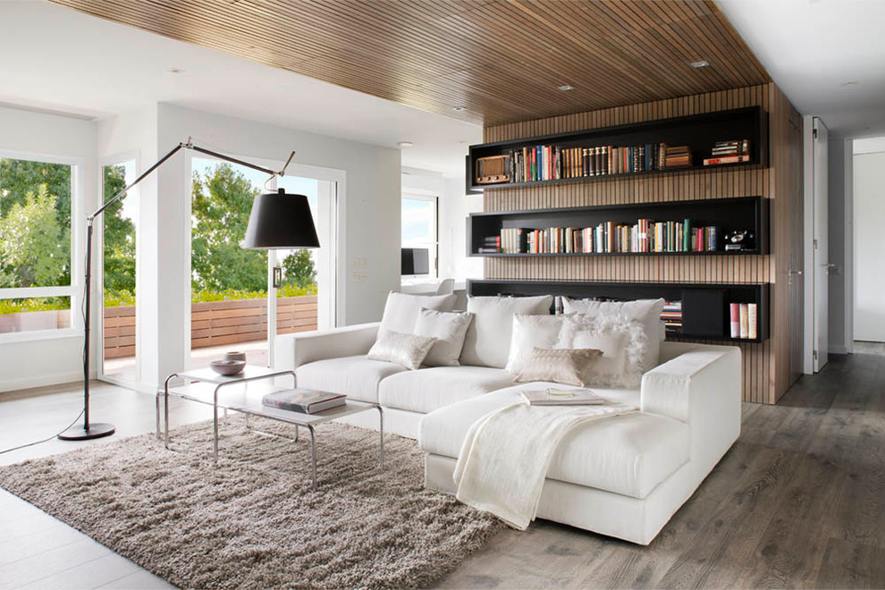 Стильный дизайн: гостиная комната в стиле модернизм с белыми стенами и ковром на полу - последний тренд