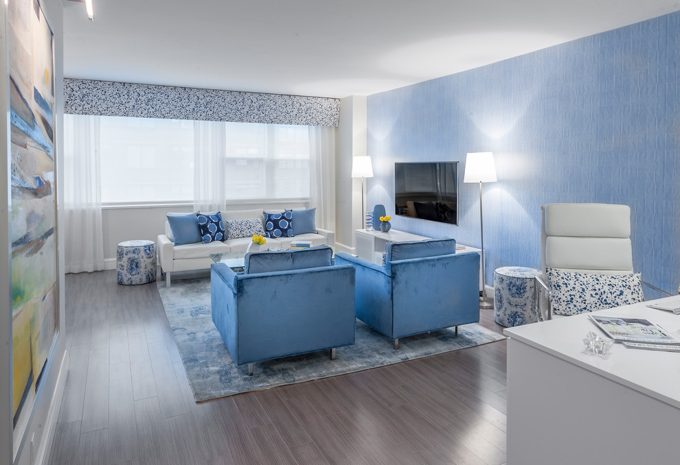 На фото: парадная, двухуровневая гостиная комната среднего размера в стиле модернизм с белыми стенами, светлым паркетным полом, телевизором на стене и серым полом без камина с