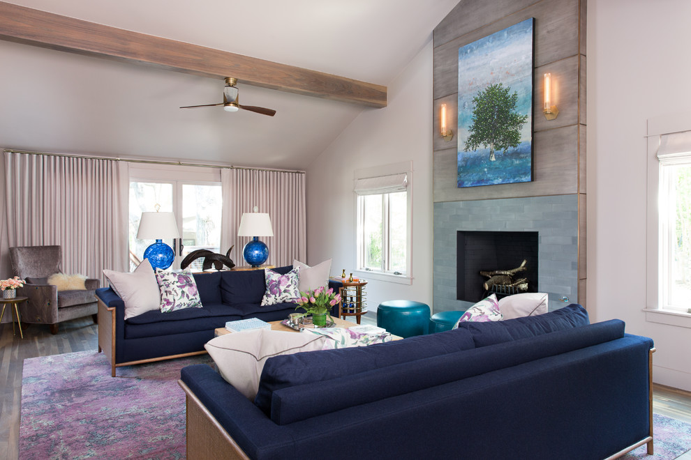 Mittelgroßes Klassisches Wohnzimmer mit weißer Wandfarbe, hellem Holzboden, gefliester Kaminumrandung und braunem Boden in Austin