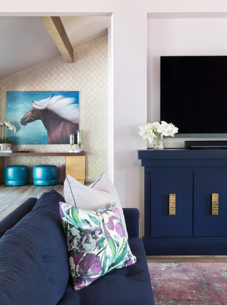 Idee per un soggiorno chic di medie dimensioni con pareti bianche, parquet chiaro, pavimento marrone e TV a parete