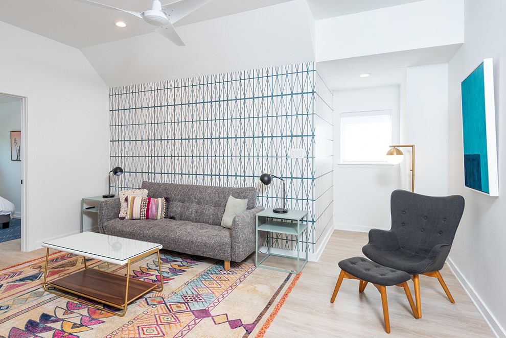 Foto di un soggiorno minimalista di medie dimensioni e chiuso con sala formale, pareti multicolore, parquet chiaro, nessun camino, nessuna TV e pavimento marrone